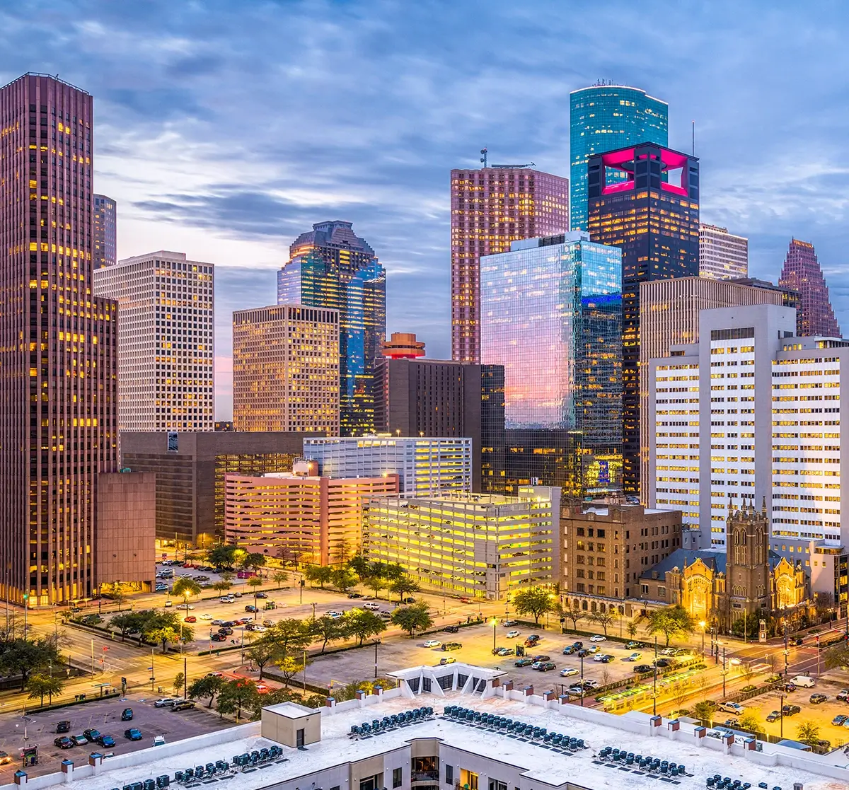 A comprehensive emergency training in Houston being conducted for property managers and operations teams, illustrating high-rise evacuation routes, fire safety protocols, and multi-tenant emergency coordination plans inside a modern commercial office building.